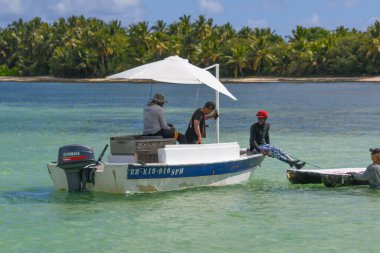Punta Cana, Dominik Cumhuriyeti, Mart 04, 2025. Dominik Cumhuriyeti 'nin Bavaro Sahili' ndeki teknelerin manzarası. 