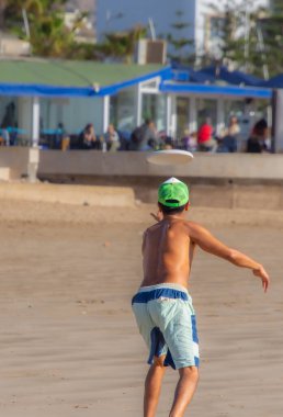 Essaouira, Fas: 29 Ekim 2024 - Deniz kenarındaki parkta frizbi oynayan adam, Essaouira, Fas
