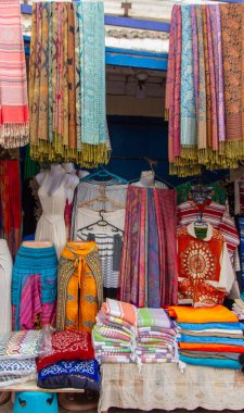 Fas 'taki birçok hediyelik eşya ve medinanın birinde renkli eşyalar sergileniyor.