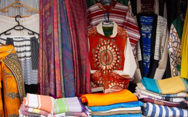 Fas 'taki birçok hediyelik eşya ve medinanın birinde renkli eşyalar sergileniyor.