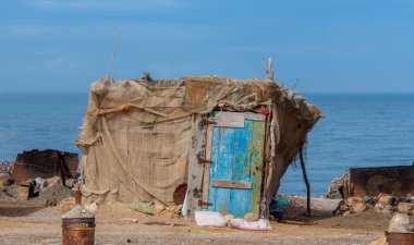 Marloc Essaouira bölgesinde geçici malzemelerden inşa edilen ev