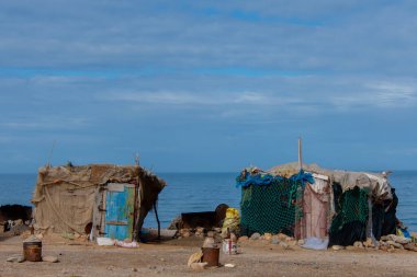 Marloc 'taki Essaouira bölgesinde geçici malzemelerden evler inşa edildi.