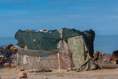 Marloc Essaouira bölgesinde geçici malzemelerden inşa edilen ev