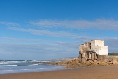 Fas 'ta Essaouira yakınlarındaki büyük Kouaki sahilindeki sahil kalesi.