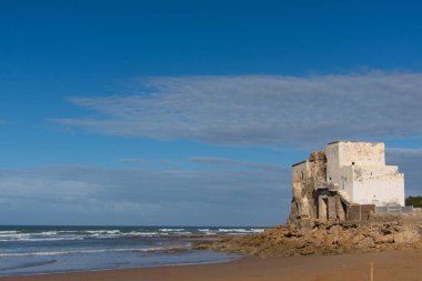 Fas 'ta Essaouira yakınlarındaki büyük Kouaki sahilindeki sahil kalesi.