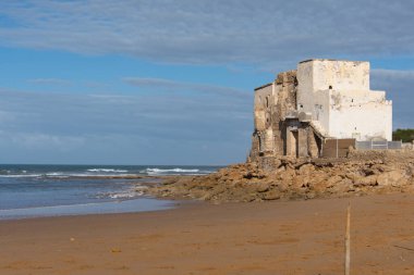 Fas 'ta Essaouira yakınlarındaki büyük Kouaki sahilindeki sahil kalesi.