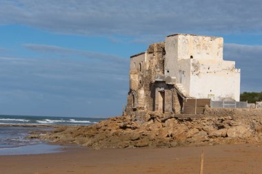 Fas 'ta Essaouira yakınlarındaki büyük Kouaki sahilindeki sahil kalesi.