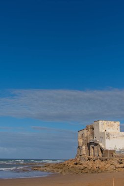 Fas 'ta Essaouira yakınlarındaki büyük Kouaki sahilindeki sahil kalesi.