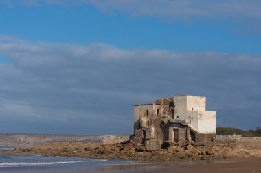 Fas 'ta Essaouira yakınlarındaki büyük Kouaki sahilindeki sahil kalesi.