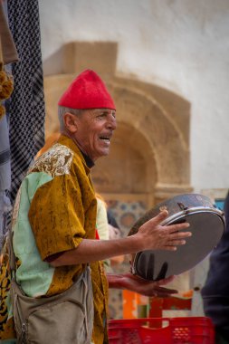 Essaouira, Fas: 30 Ekim 2024 - Essaouira kentindeki Fas sokak müzisyeni 