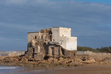 Fas 'ta Essaouira yakınlarındaki büyük Kouaki sahilindeki sahil kalesi.