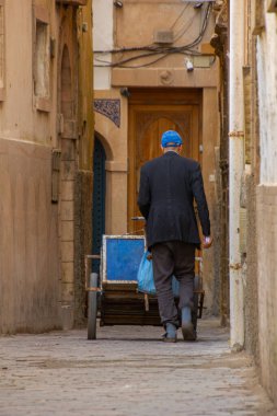 Essaouira, Fas: 30 Ekim 2024 - Fas 'ın Essaouira kentinin caddesinde yürüyen bir adamın arkadan görünüşü