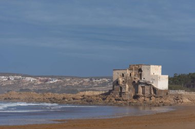 Fas 'ta Essaouira yakınlarındaki büyük Kouaki sahilindeki sahil kalesi.
