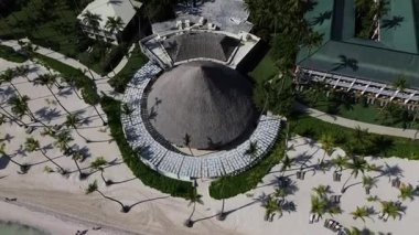 Punta Cana, Dominik Cumhuriyeti 'ndeki Bavaro Plajı' ndaki otelin üzerinden uçuş.