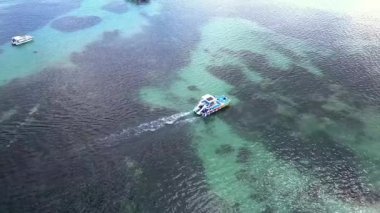 Punta Cana, Dominik Cumhuriyeti 'ndeki Bavaro Sahili' nde tekneler üzerinde uçuş.