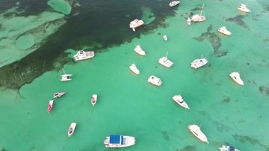 Punta Cana, Dominik Cumhuriyeti 'ndeki Bavaro Sahili' nde tekneler üzerinde uçuş.
