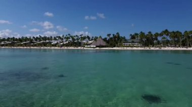 Punta Cana, Dominik Cumhuriyeti 'ndeki Bavaro Sahili üzerinde uçuş