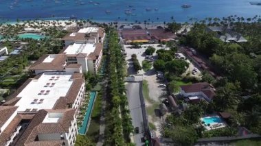 Punta Cana, Dominik Cumhuriyeti 'ndeki Bavaro Plajı' ndaki otellerin üzerinden uçuş.