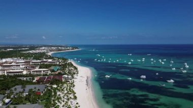 Punta Cana, Dominik Cumhuriyeti 'ndeki Bavaro Sahili üzerinde uçuş