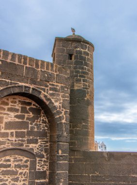 Fas 'taki Essaouira şehrinin tarihi kalesinin rahibi.