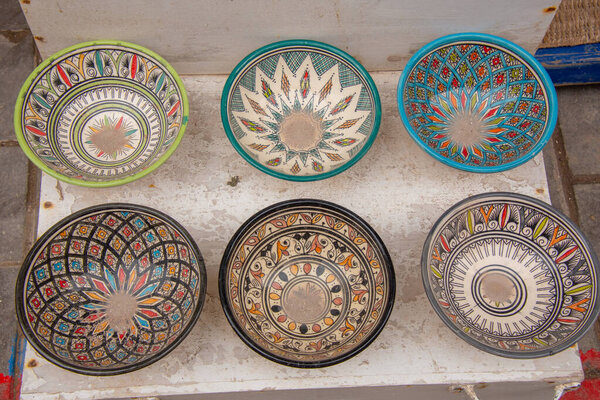 Эс-Сувейра, Марокко: 30 октября 2024 года - Пластины ручной работы на острове Сук в красивой Медине города Эс-Сувейра в Марокко 