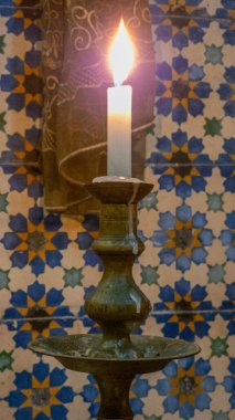 Fas tarzında, duvarın yanında yanan mum