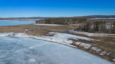 Nisan ayındaki Taureau rezervuarının havadan görüntüsü, hala boşken. Quebec, Kanada. 