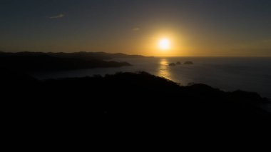 Gündoğumu Culebra Körfezi, Kosta Rika, Pasifik Okyanusu üzerinde.