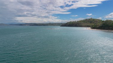 Kosta Rika 'nın kuzeyindeki Bahia Körfezi' nin Pasifik Okyanusu üzerindeki havadan görünüşü