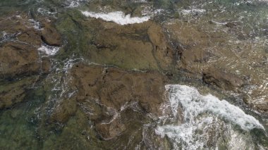 Okyanus dalgalarındaki resifin havadan görünüşü