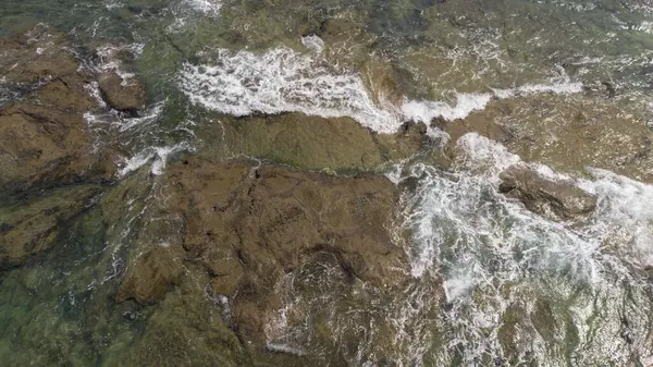 Okyanus dalgalarındaki resifin havadan görünüşü