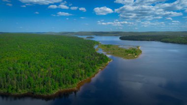 Nehirle çevrili adaların güzel hava görüntüleri