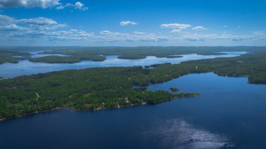 Nehirle çevrili adaların güzel hava görüntüleri