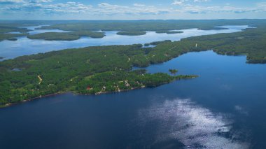 Yazın adaları olan nehrin havadan görünüşü.