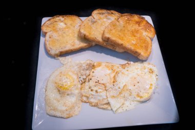 Tavada kızarmış yumurta ve tereyağı.