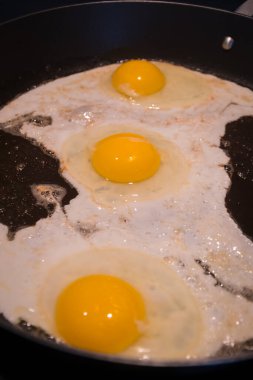 bir tavada kızarmış yumurta pişirme