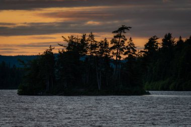Ormanda, gölün üstünde günbatımı gökyüzü. Ulusal park doğası 