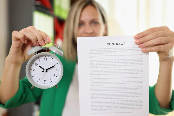 Gros Plan Une Femme Affaires Détenant Contrat Réveil Signature Conclusion — Photo