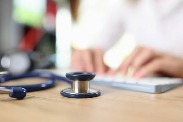 Orvosi Rendelő Közelkép Sztetoszkóppal Laptoppal Orvosi Műszer Testen Szíven Vagy — Stock Fotó