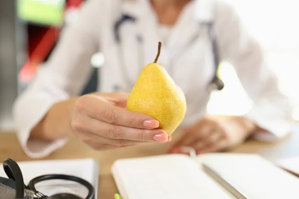Close Doctor Holding Ripe Yellow Pear Hand Makanan Sehat Makanan — Stok Foto