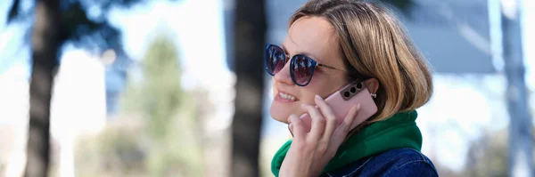 Smiling Woman Talking Phone Street Remote Communication Friends Concept — Stock Fotó
