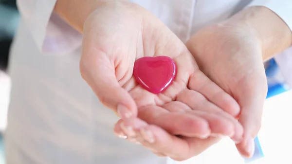 Närbild Kvinnliga Händer Som Håller Klarrött Glas Hjärta Kärlek Och — Stockfoto