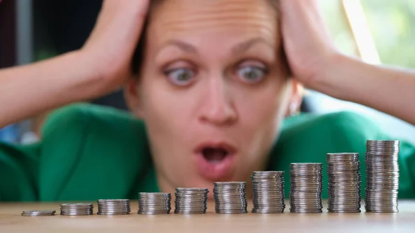 Mujer Sorprendida Mirando Montones Monedas Sosteniendo Cabeza Crecimiento Del Concepto —  Fotos de Stock