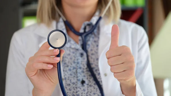 Närbild Kvinnliga Läkare Poserar Kliniken Kontor Visar Stetoskop Och Tumme — Stockfoto