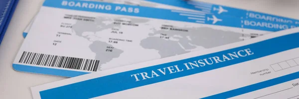 Zbliżenie Biletów Lotniczych Pusty Formularz Ubezpieczenia Podróżnego Długopisem Wypełnienie Informacji — Zdjęcie stockowe