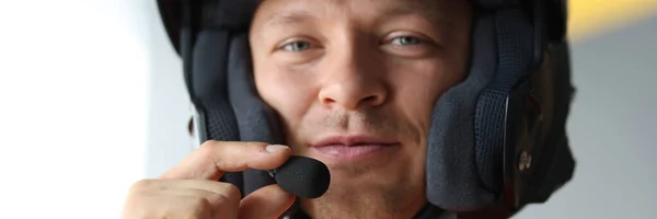Retrato Homem Usando Capacete Com Microfone Para Mãos Conexão Livre — Fotografia de Stock