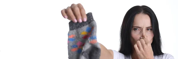 Portrét Ženy Drží Špinavou Páchnoucí Ponožku Nepříjemnou Vůni Zavírající Nos — Stock fotografie
