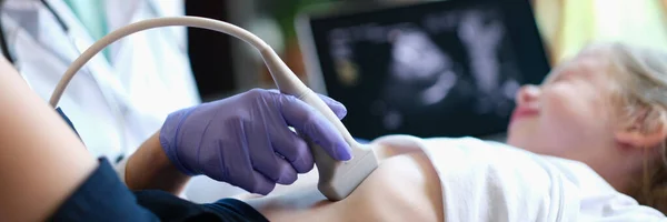 Doktor Provádějící Ultrazvukové Vyšetření Vnitřních Orgánů Dítěte Klinice Diagnóza Léčba — Stock fotografie