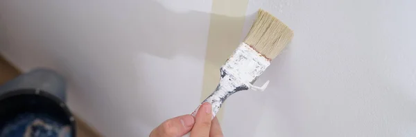 Ouvrier Tenant Pinceau Peinture Avec Blanc Sur Mur Maison Réparation — Photo