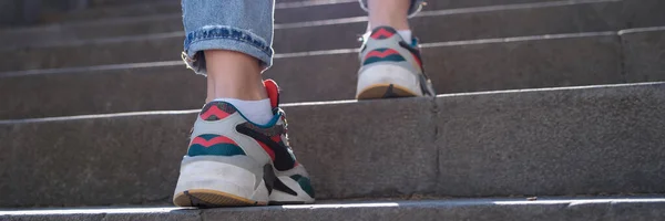 Sneakers Young Woman Climbs Stairs Modern City Struggles Sport Walk — 스톡 사진